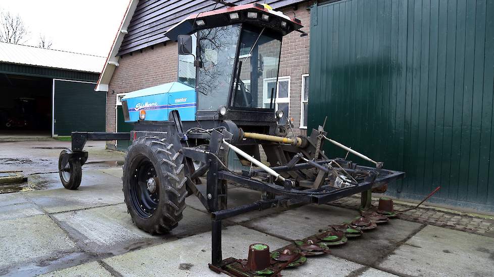 Het idee was om een schijvenmaaier te gebruiken. Van Nieuwenhuijzen vond er een en stripte de complete machine. Alleen de balk met de maaischijven bleef over.