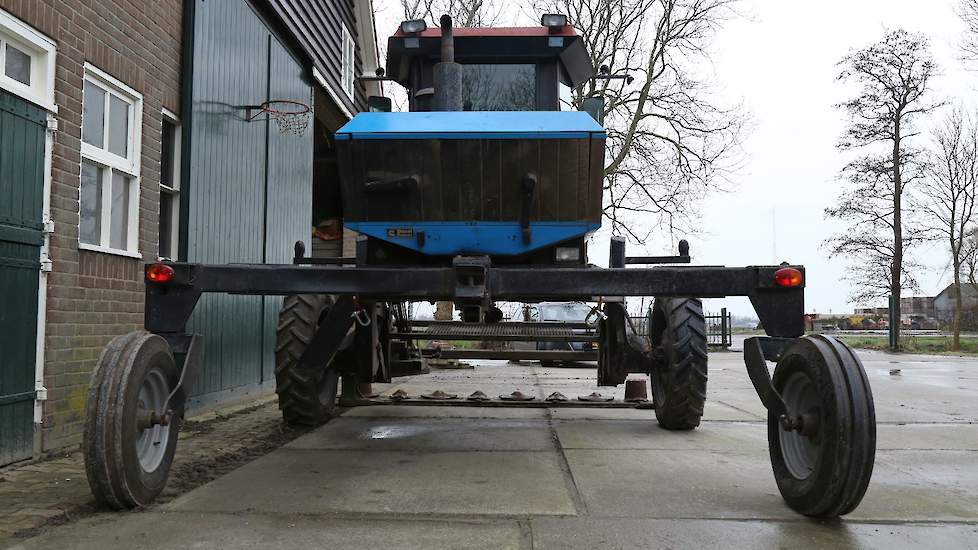 Via internet kwam Van Nieuwenhuijzen in Engeland terecht, waar net veel zwadmaaiers op de markt kwamen. „Ze hadden daar veel maaiers voor de koolzaadoogst, maar met het omschakelen naar combinewerk werden die maaiers overbodig.” Hij liet via een handelaar