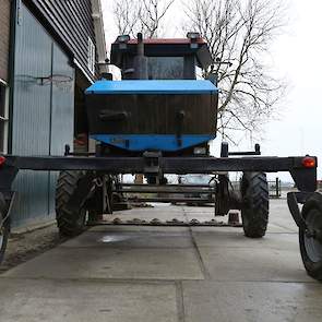 Via internet kwam Van Nieuwenhuijzen in Engeland terecht, waar net veel zwadmaaiers op de markt kwamen. „Ze hadden daar veel maaiers voor de koolzaadoogst, maar met het omschakelen naar combinewerk werden die maaiers overbodig.” Hij liet via een handelaar