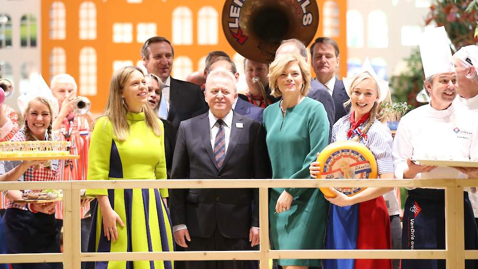De Duitse en Nederlandse ministers van landbouw Julia Klöckner (derde van rechts) en Carola Schouten ontmoeten elkaar deze week op de Grüne Woche.