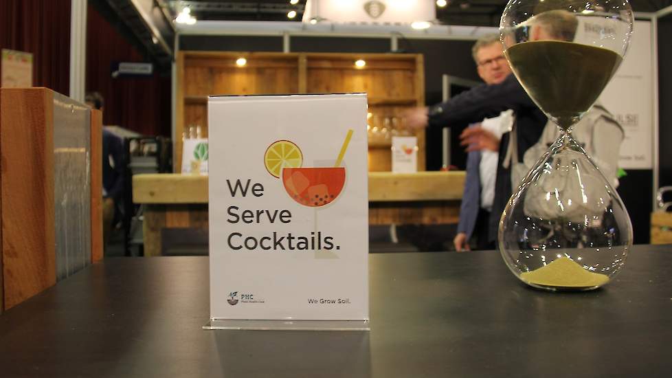 Plant Health Cure (PHC) presenteert tijdens de Biobeurs biologische cocktails aan de bar. Bezoekers kunnen hier proeven van alcoholvrije mixjes. „In elke cocktail zit een product dat wij toepassen op planten”, zegt Pius Floris van PHC. „Als het goed is vo