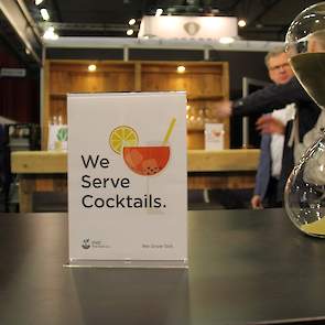 Plant Health Cure (PHC) presenteert tijdens de Biobeurs biologische cocktails aan de bar. Bezoekers kunnen hier proeven van alcoholvrije mixjes. „In elke cocktail zit een product dat wij toepassen op planten”, zegt Pius Floris van PHC. „Als het goed is vo