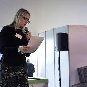 Karin Bergmans-Elshof, akkerbouwer in Dronten en columnist van Akkerwijzer.nl sprak tijdens de lunch haar nieuwe column uit. Beloning is meer dan alleen keiharde euro’s, stelde ze. Beloning kan zitten in voldoening uit je werkzaamheden halen. „Misschien i