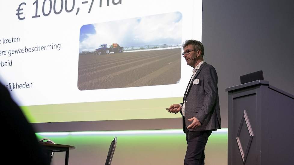 Akkerbouwer Gertjan van Dueren Den Hollander ging in het telen onder PlanetProof: De beloning van 1.000 euro per hectare bovenop de marktprijs is volgens Van Dueren den Hollander hard nodig op zijn bedrijf. Die meerprijs moet er wel blijven, anders overwe