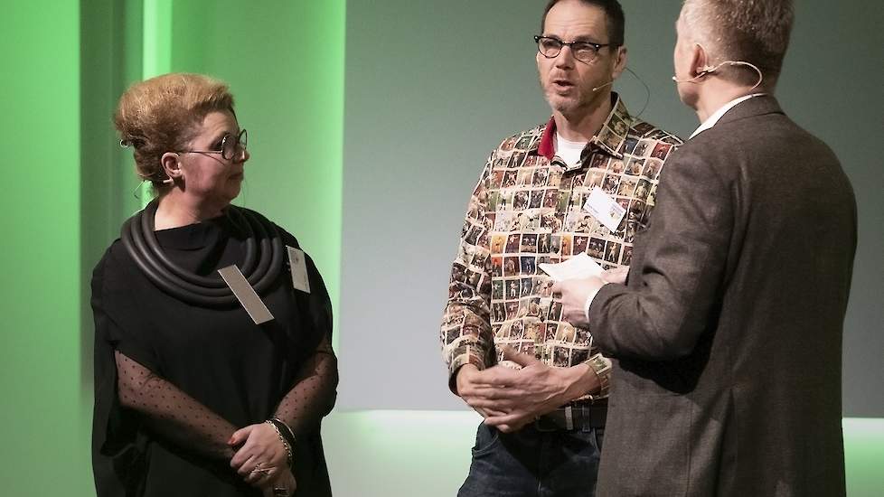 Bram en Jenny Vader, akkerbouwers in Rutten (FL) verkopen hun tafelaardappelen direct aan de klant, vrijwel allemaal via boerderijwinkels. Hun eigen winkel bestaat al sinds 1953. Zij houden er financieel een goede beloning aan over om aardappelen rechtstr