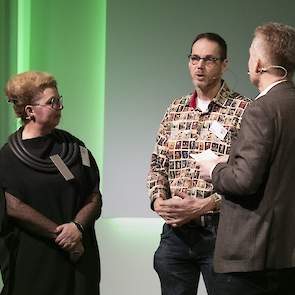 Bram en Jenny Vader, akkerbouwers in Rutten (FL) verkopen hun tafelaardappelen direct aan de klant, vrijwel allemaal via boerderijwinkels. Hun eigen winkel bestaat al sinds 1953. Zij houden er financieel een goede beloning aan over om aardappelen rechtstr