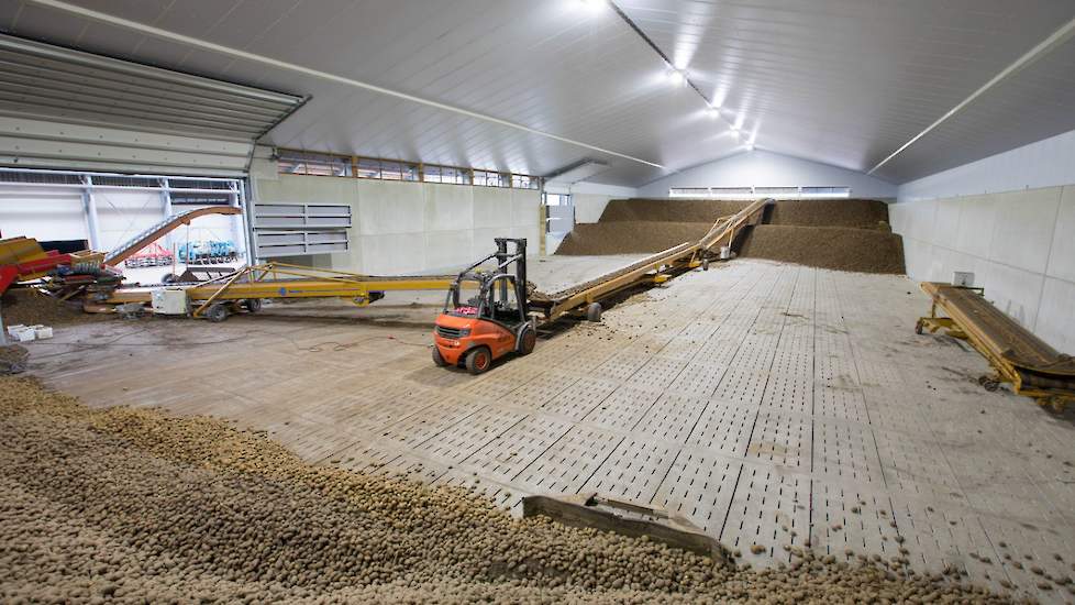 Van den Borne focust op precisielandbouw en duurzaamheid. Aangezien hij alle geoogste aardappelen zelf in bewaring neemt, is ook bewaarkwaliteit bij hem een aandachtspunt.