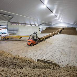 Van den Borne focust op precisielandbouw en duurzaamheid. Aangezien hij alle geoogste aardappelen zelf in bewaring neemt, is ook bewaarkwaliteit bij hem een aandachtspunt.