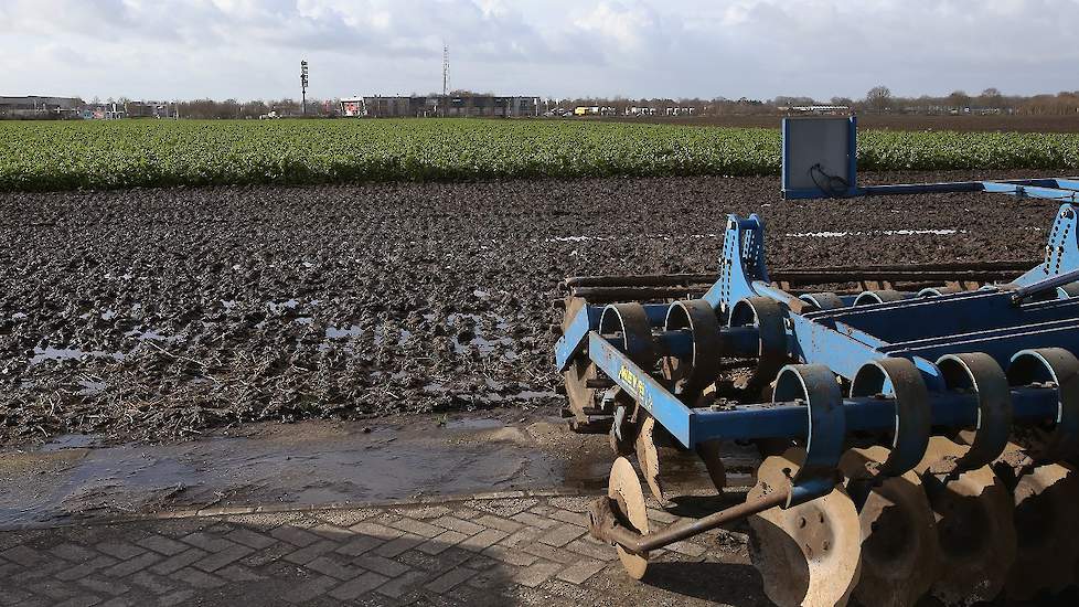 De bebouwde kom van Emmen rukt steeds verder op. Slechts één perceel scheidt het akkerbouwbedrijf van het industrieterrein van de Drentse plaats.