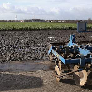 De bebouwde kom van Emmen rukt steeds verder op. Slechts één perceel scheidt het akkerbouwbedrijf van het industrieterrein van de Drentse plaats.