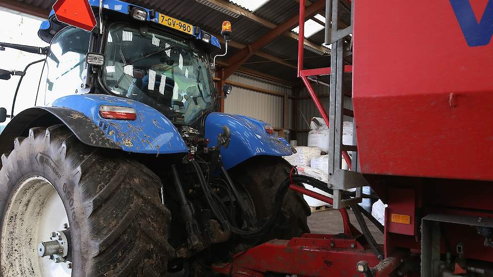 Eén van de trekkers is al voorzien van een nummerbord. Alleen met deze trekker kunnen de broers hun aardappelen naar Duitsland brengen.