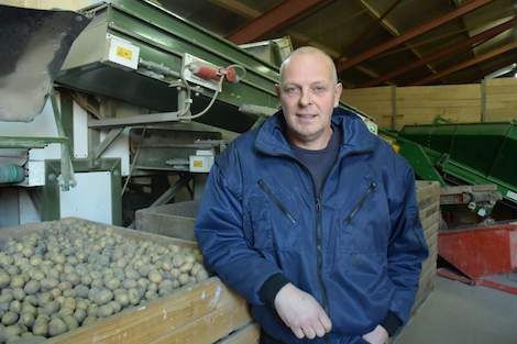 Lourens Olivier heeft een akkerbouwbedrijf in Hallum (Fr.). Op een areaal van ca. 100 hectare teelt hij pootaardappelen (40 ha, stammenmateriaal), wintertarwe (37 ha), suikerbieten (14 ha) en graszaad 9,5 ha).