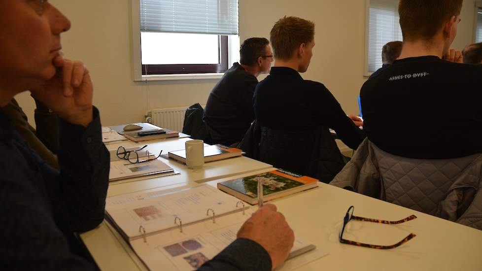 Op alle tafels ligt het Aardappelziektenboek en een map met daarin alle afbeeldingen uit de presentatie van Bouma.