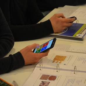 Aan het eind van Bouma's presentatie volgt een kennistest via Kahoot: via hun mobiel beantwoorden de cursisten enkele vragen over wat ze die dag hebben geleerd. Vragen als ‘Hoe toont een teler aan dat een kavel AM-vrij is’ of ‘Wat is de norm voor bacterie
