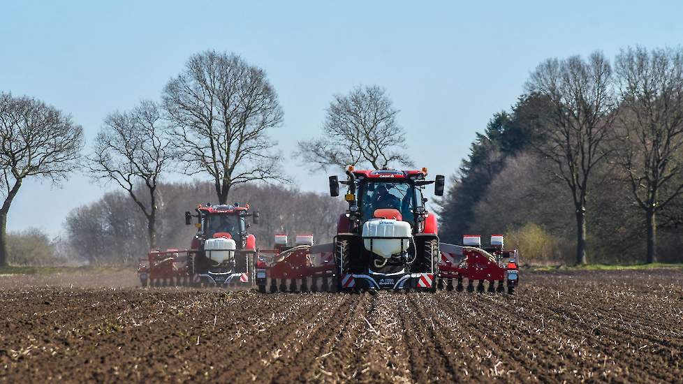 Vorige week vrijdag is Haaijer voor het eerst uitgerukt met de zaaimachine. De eerste dagen werd er nog mondjesmaat gezaaid, maar sinds dinsdag is het volle bak. „Het is de storm na de stilte: akkerbouwers hebben door de vele regen lang moeten wachten voo