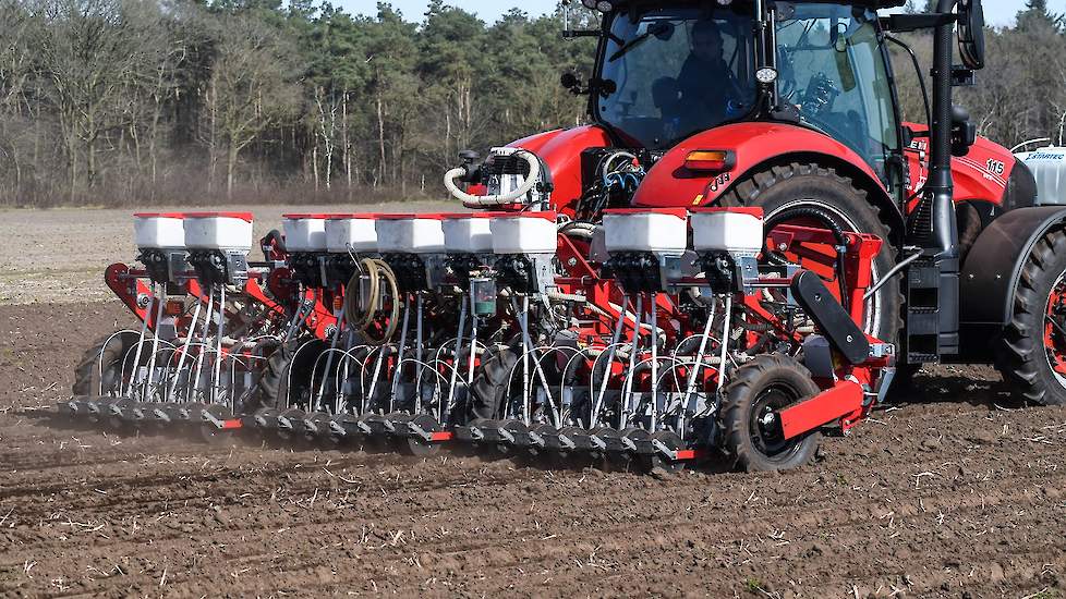 De machine zaait drie bedden van in totaal zes meter breed.