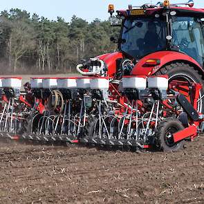 De machine zaait drie bedden van in totaal zes meter breed.