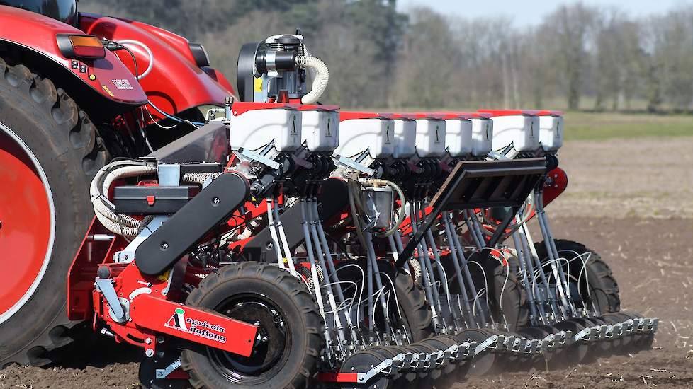 Haaijer werkt met groentezaaiers van het Italiaanse merk Agricola. „Het is een goede degelijke machine. Mijn oudste zaaier is inmiddels bijna tien jaar en voldoet nog als nieuw.”