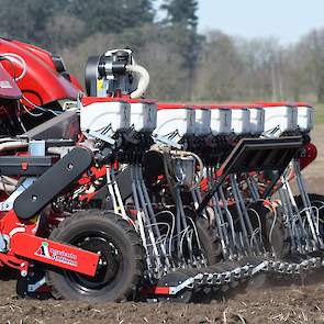 Haaijer werkt met groentezaaiers van het Italiaanse merk Agricola. „Het is een goede degelijke machine. Mijn oudste zaaier is inmiddels bijna tien jaar en voldoet nog als nieuw.”