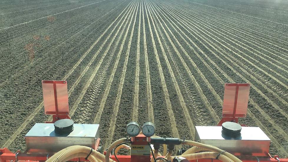 De volgende dag ging Van Regteren bij een andere klant aan het werk om uien te zaaien. „Ik ben thuis gekomen met de rooier en met de zaaier weer weggegaan. Ik denk niet dat ik dat nog een keer ga meemaken.”