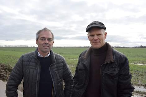 Luc Coene (rechts) heeft een akkerbouwbedrijf in Sas van Gent (Zld.). Op 30 hectare verbouwt hij wintertarwe (12 ha), suikerbieten (6 ha), consumptieaardappelen (6 ha) en eerstejaars plantuien (6 ha). Mario Riemens is adviseur bij Van Overloop BV Gewasbes