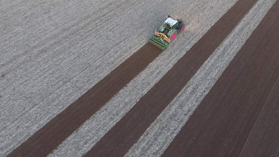 „De percelen drogen zo ook sneller op. In principe probeer ik het oude grondbewerkingssysteem, met vóór de winter ploegen, na te bootsen." Door de erosieregelgeving is ploegen bijna niet meer toegestaan op de Zuid-Limburgse akkers.