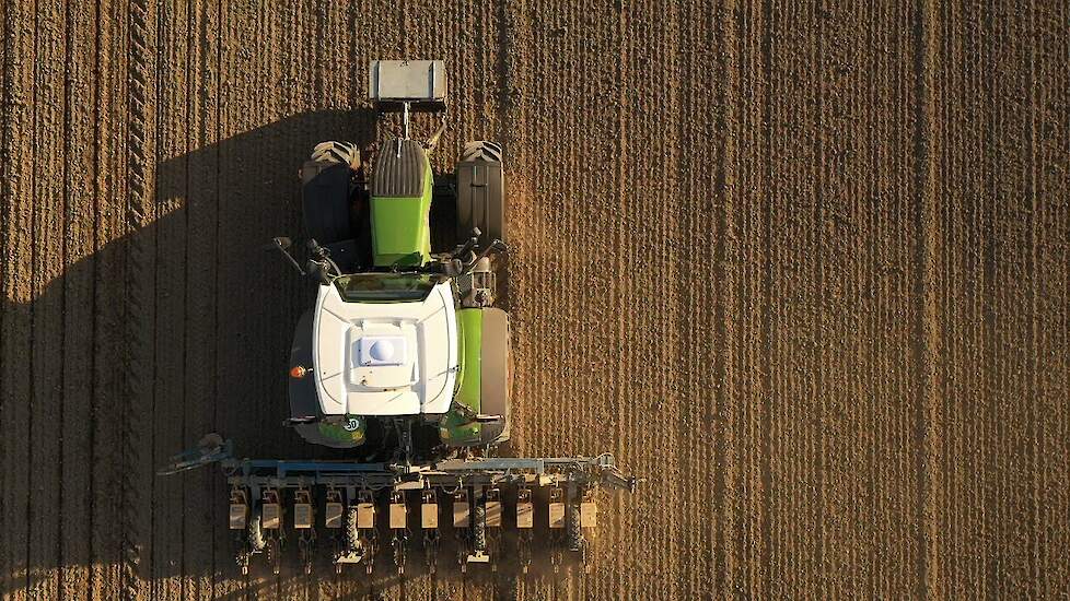 Fendt 512 met 12-rijer Kleine suikerbieten zaaien