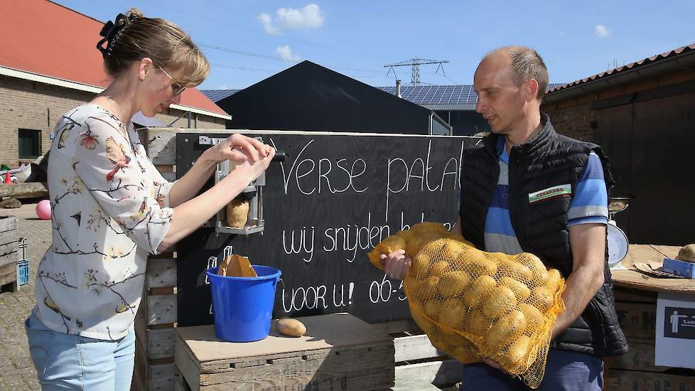 Johan en Elise Kruijthoff snijden de frites voor de klanten. „We willen niet dat ze hun vingers er tussen krijgen”, zegt Johan.