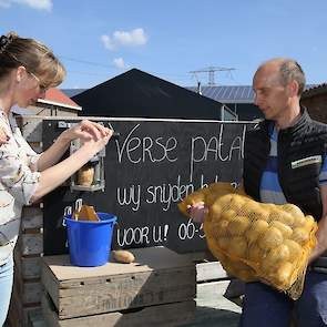 Johan en Elise Kruijthoff snijden de frites voor de klanten. „We willen niet dat ze hun vingers er tussen krijgen”, zegt Johan.