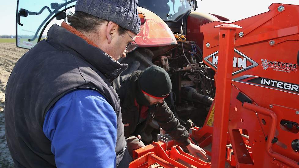 Samen met Mark Bruins van Weevers Mechanisatie bekijkt Bert van Putten (links) de afstelling van zijn nieuwe zaaimachine. Hij ziet graag meer losse grond voor de egalisatieplaat van zijn kopeg. Het zaad wordt dan beter afgedekt.