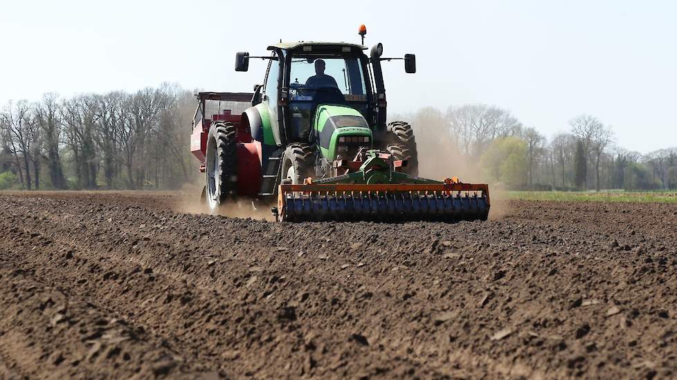 Voorop de combinatie een aangedreven verkruimelrol en een schudeg om kluiten te verkleinen. „Op dit perceel niet echt nodig, maar op de zwaardere gronden die wij ook hebben, werkt het prima," aldus Roy.