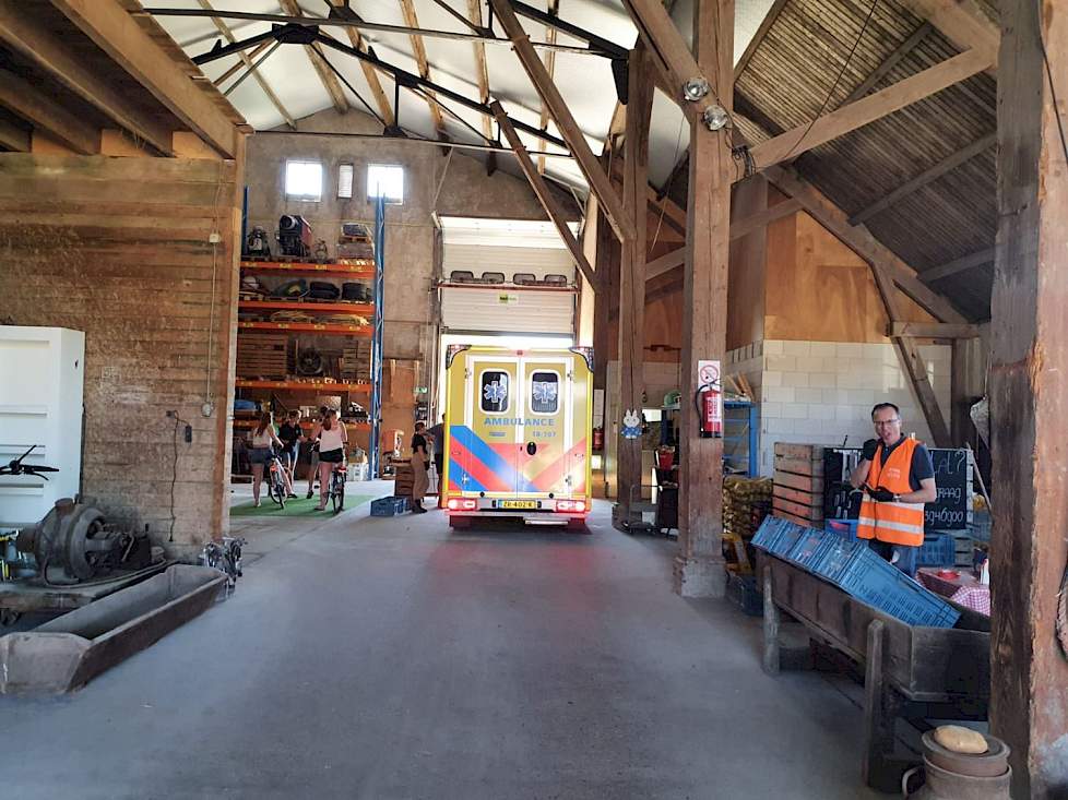 Ook een ambulance ging in Mijnsheerenland door de drive-in voor verse (ongebakken) frites voor de collega's.