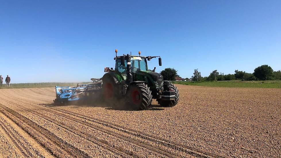 Er is een grote markt voor pompoenen. Dat stelt loonwerker Ton Vaessen uit Landgraaf. Afgelopen week zaaide hij in de Duitse grensregio, vanaf de Nederland-Duitse grens bij Aken tot nabij Keulen, ruim 30 hectare pompoenen. Al vele jaren verzorgt Vaessen h