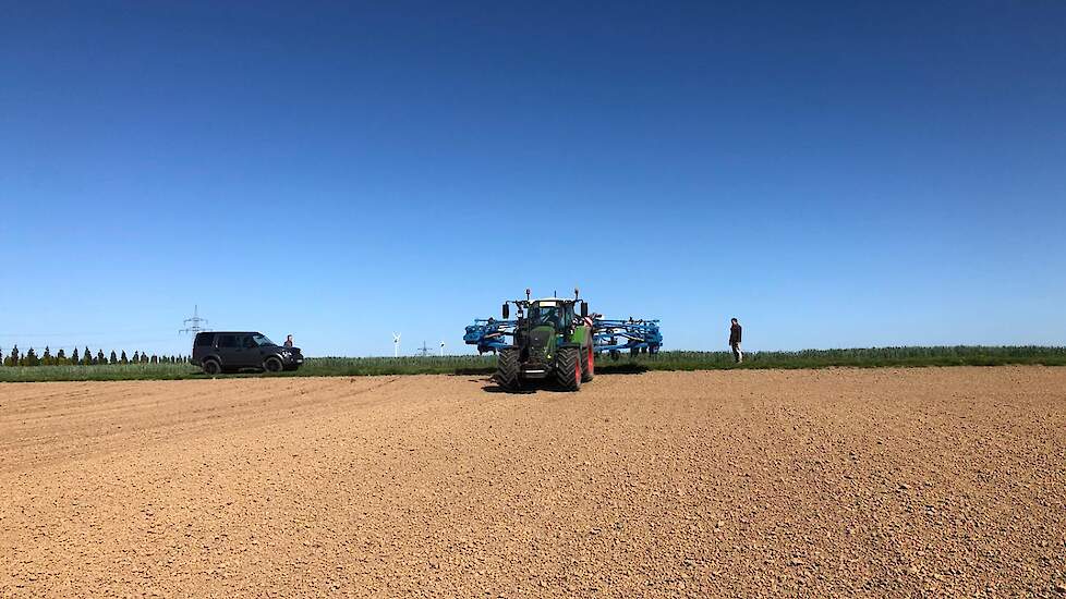 De droogte speelde Vaessen dit jaar danig parten. „De percelen waren dusdanig droog en hard dat we slechts met veel moeite het pompoenenzaad op de juiste diepte in de grond konden krijgen. Met wat aanpassingen aan de zaaicombinatie lukte het ons uiteindel