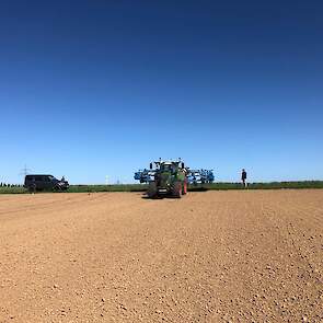 De droogte speelde Vaessen dit jaar danig parten. „De percelen waren dusdanig droog en hard dat we slechts met veel moeite het pompoenenzaad op de juiste diepte in de grond konden krijgen. Met wat aanpassingen aan de zaaicombinatie lukte het ons uiteindel