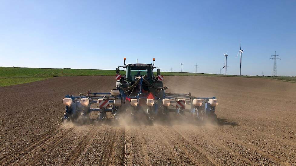 Vaessen zaait met een speciaal aangepast 10-rijige maiszaaimachine. „Omdat het gewas mechanisch wordt geschoffeld zaaien we het met behulp van GPS. Dit op een rijafstand van 75 cm”, legt Ton Vaessen uit.