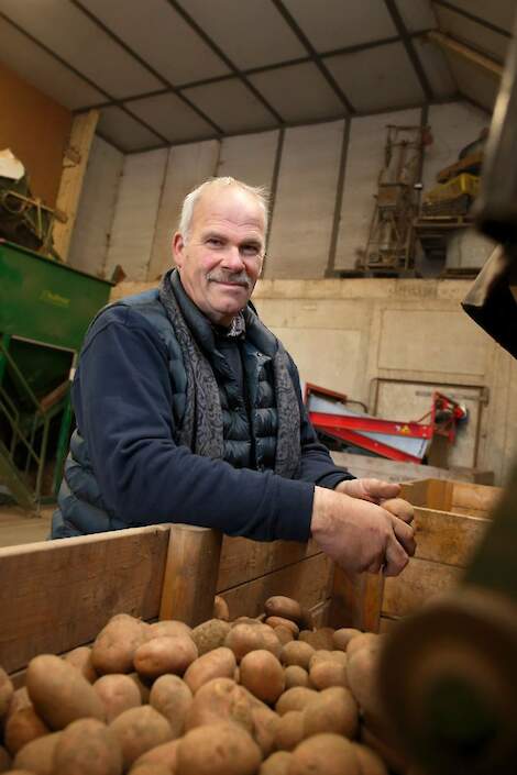 Jan van Heugten heeft samen met zijn zonen Arjan en Maarten een akkerbouw- en loonbedrijf in Luttelgeest (Fl.). Het loonbedrijf richt zich vooral op de teelt van tulpen en lelies, waarvoor bijna alle werkzaamheden kunnen worden uitgevoerd. De akkerbouwtak