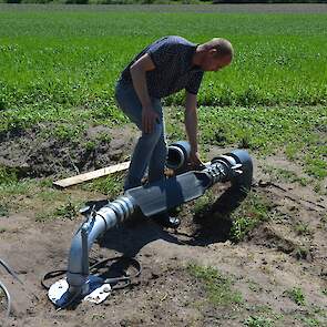 Achter de schuren is een bron geslagen en op een aantal plekken, bij percelen die wat verder van de boerderij liggen, is een extra aansluiting gemaakt met ondergrondse leidingen. Deze buizen liggen 80 centimeter onder de grond.