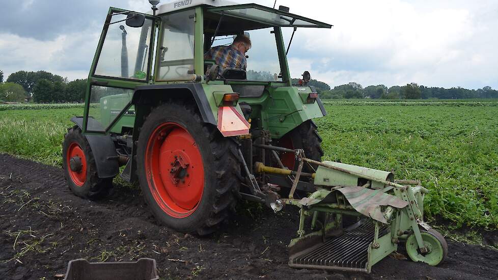 Al vroeg in de ochtend is de Overijsselse akkerbouwer op het land te vinden om zijn aardappelen te rooien. Met een éénrijige voorraadrooier oogst hij een aantal strekkende meters, waarna hij op z’n knieën de nieuwe oogst in kisten laadt.