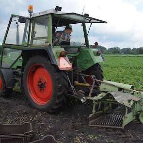 Al vroeg in de ochtend is de Overijsselse akkerbouwer op het land te vinden om zijn aardappelen te rooien. Met een éénrijige voorraadrooier oogst hij een aantal strekkende meters, waarna hij op z’n knieën de nieuwe oogst in kisten laadt.