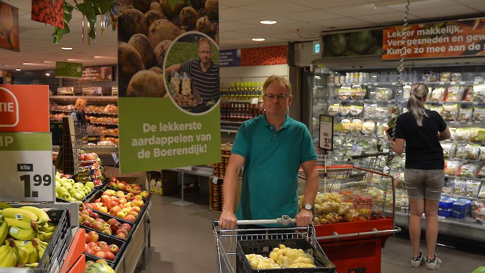 Bakker levert jaarrond aardappelen aan supermarkten in zijn woonplaats Bergentheim, Hardenberg, Gramsbergen, Mariënberg en Sibculo. Dat begint eind mei met de nieuwe aardappelen die hij importeert uit Malta. „De klanten vragen dan om nieuwe oogst, maar ik