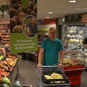 Bakker levert jaarrond aardappelen aan supermarkten in zijn woonplaats Bergentheim, Hardenberg, Gramsbergen, Mariënberg en Sibculo. Dat begint eind mei met de nieuwe aardappelen die hij importeert uit Malta. „De klanten vragen dan om nieuwe oogst, maar ik