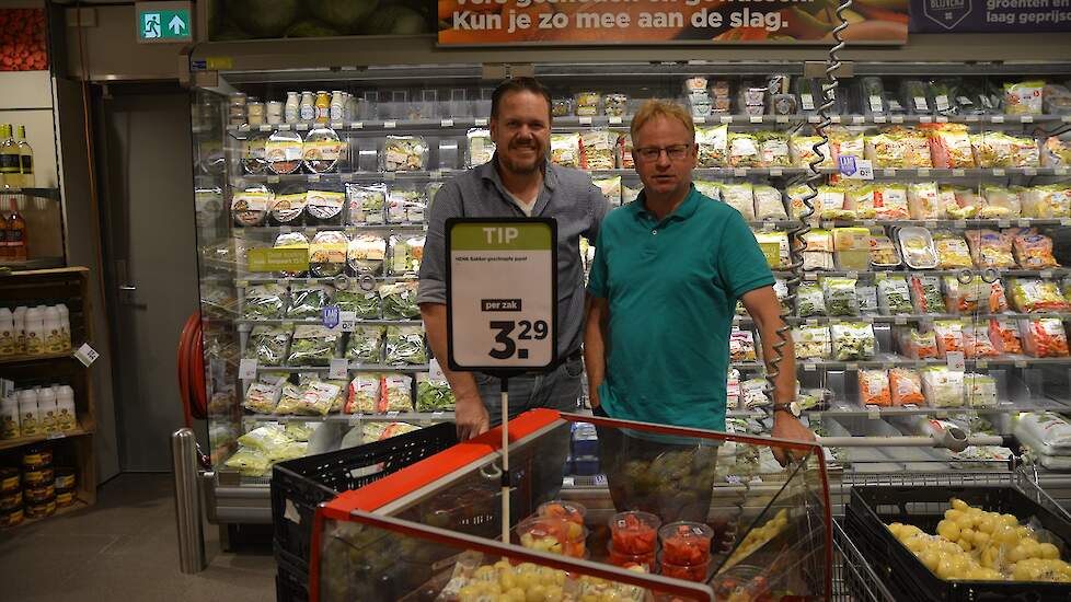 Marthijn Alfring (links) van supermarkt Plus in Bergentheim is blij met het initiatief van Bakker. „We steunen hiermee de akkerbouwer, en wij hebben een uniek product in de winkel liggen. In de koeling liggen ook andere krieltjes, maar dat zijn dezelfde a
