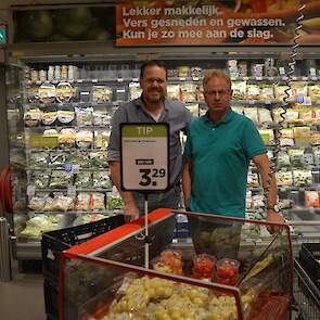 Marthijn Alfring (links) van supermarkt Plus in Bergentheim is blij met het initiatief van Bakker. „We steunen hiermee de akkerbouwer, en wij hebben een uniek product in de winkel liggen. In de koeling liggen ook andere krieltjes, maar dat zijn dezelfde a