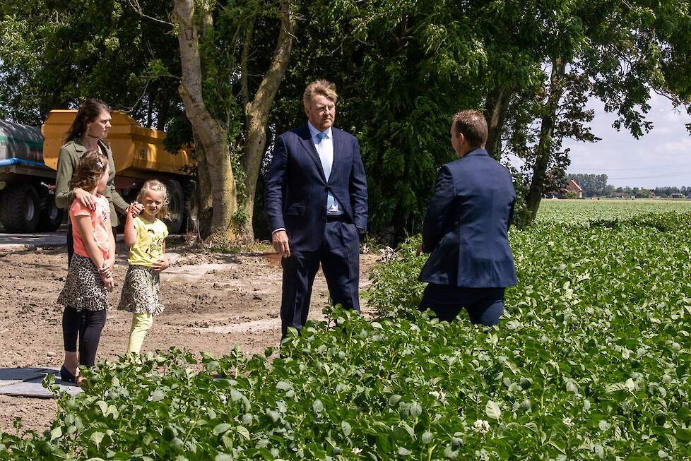 De koning ging ook met akkerbouwer Van der Poel langs de gewassen.