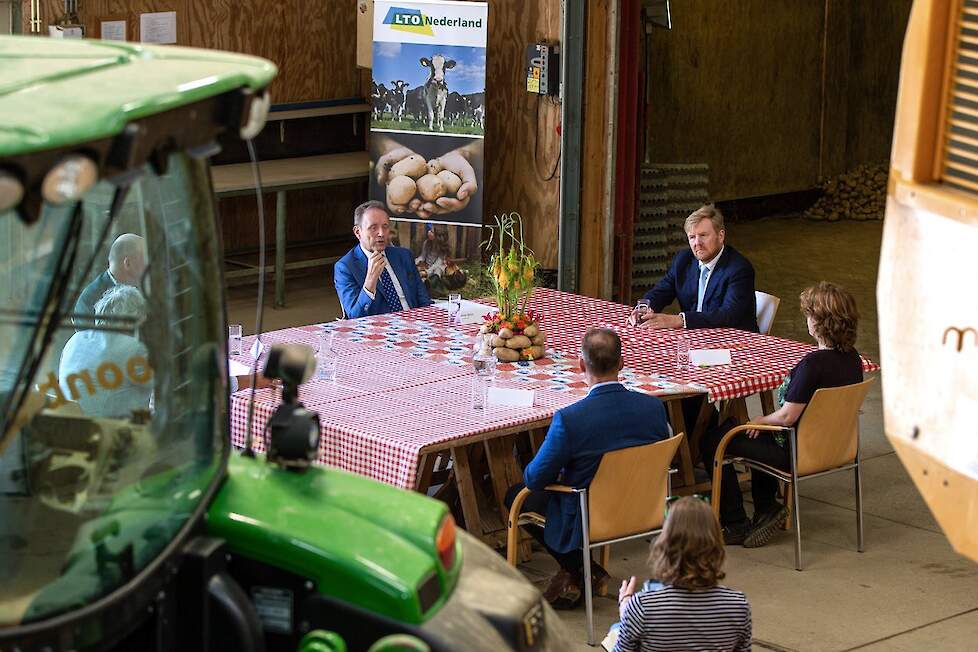 In de schuur ging Willem-Alexander in gesprek met vertegenwoordigers van de akkerbouw, tuinbouw en sierteeltsector.