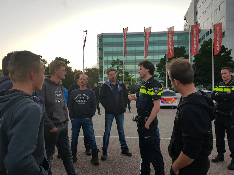 Boeren in overleg met de politie bij de Jaarbeurs in Utrecht