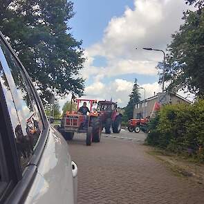 Boeren onderweg naar de bakkerij in Neede