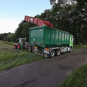 De bonen worden gelost in een container met water. „Dat is tegen het zwart worden van de bonen", vertelt Jan Peeters.