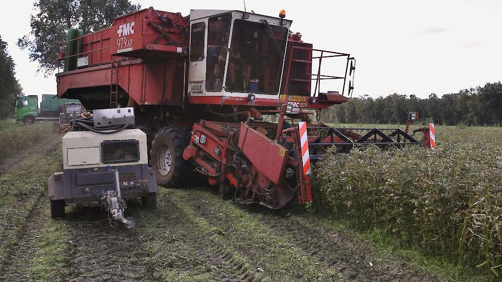 Een compressor op de kopakker om de machine weer wat schoon te blazen. Rijko dorst 24 uur per dag, in Nederland en daarbuiten. Eerst de erwten, dan de bonen.